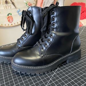 Combat boot